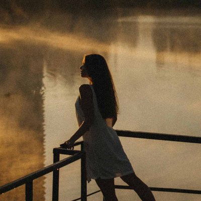 CÔ GÁI ĐỨNG BÊN HỒ NGẮM HOÀNG HÔN ĐẦY CẢM XÚC