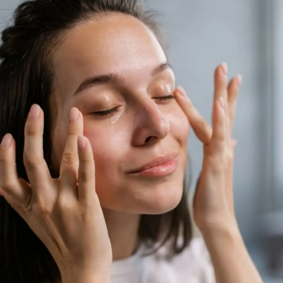 cô gái đang dưỡng ẩm cho da