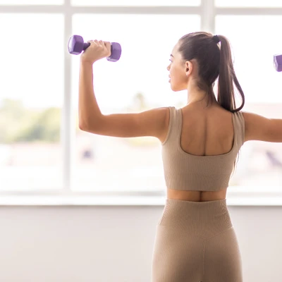 cô gái workout tạ tay