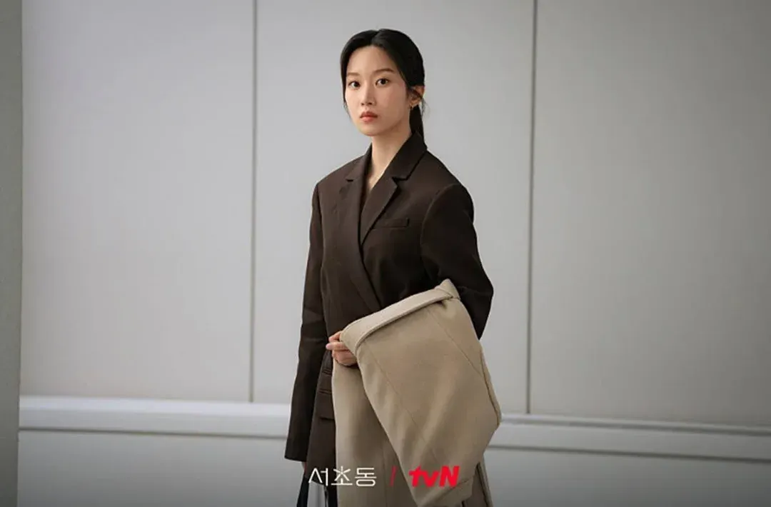 Outfit chỉn chu, không thừa một chi tiết của Moon Ga Young.