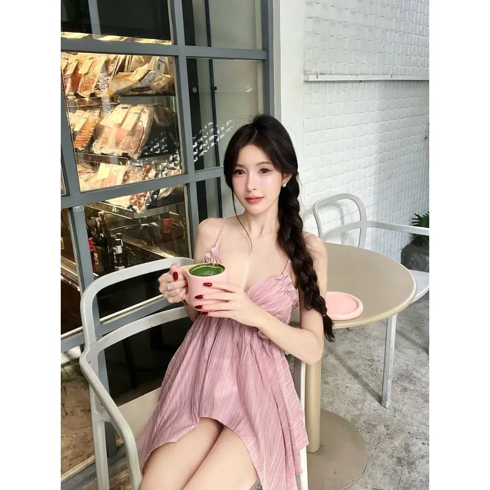 Cô gái uống ly matcha để giảm mỡ bụng dưới.