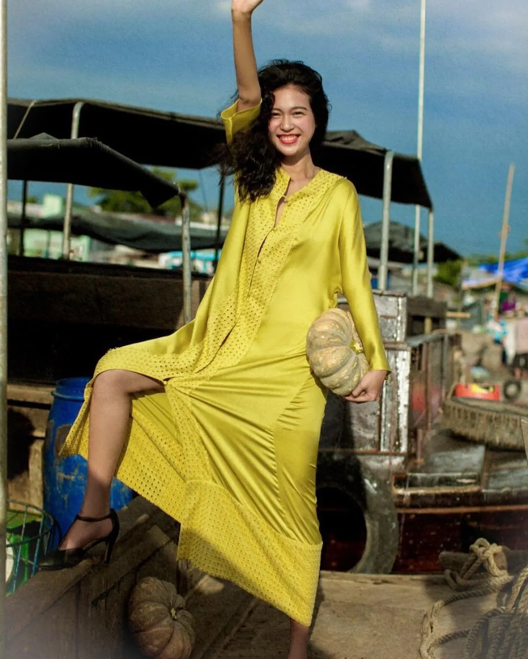 đầm lụa vàng lam boutique