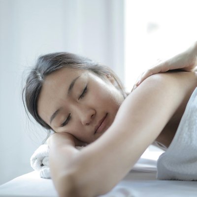 cô gái bấm huyệt cơ thể