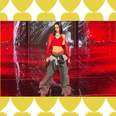 Jennie BlackPink mặc quần cargo và áo croptop