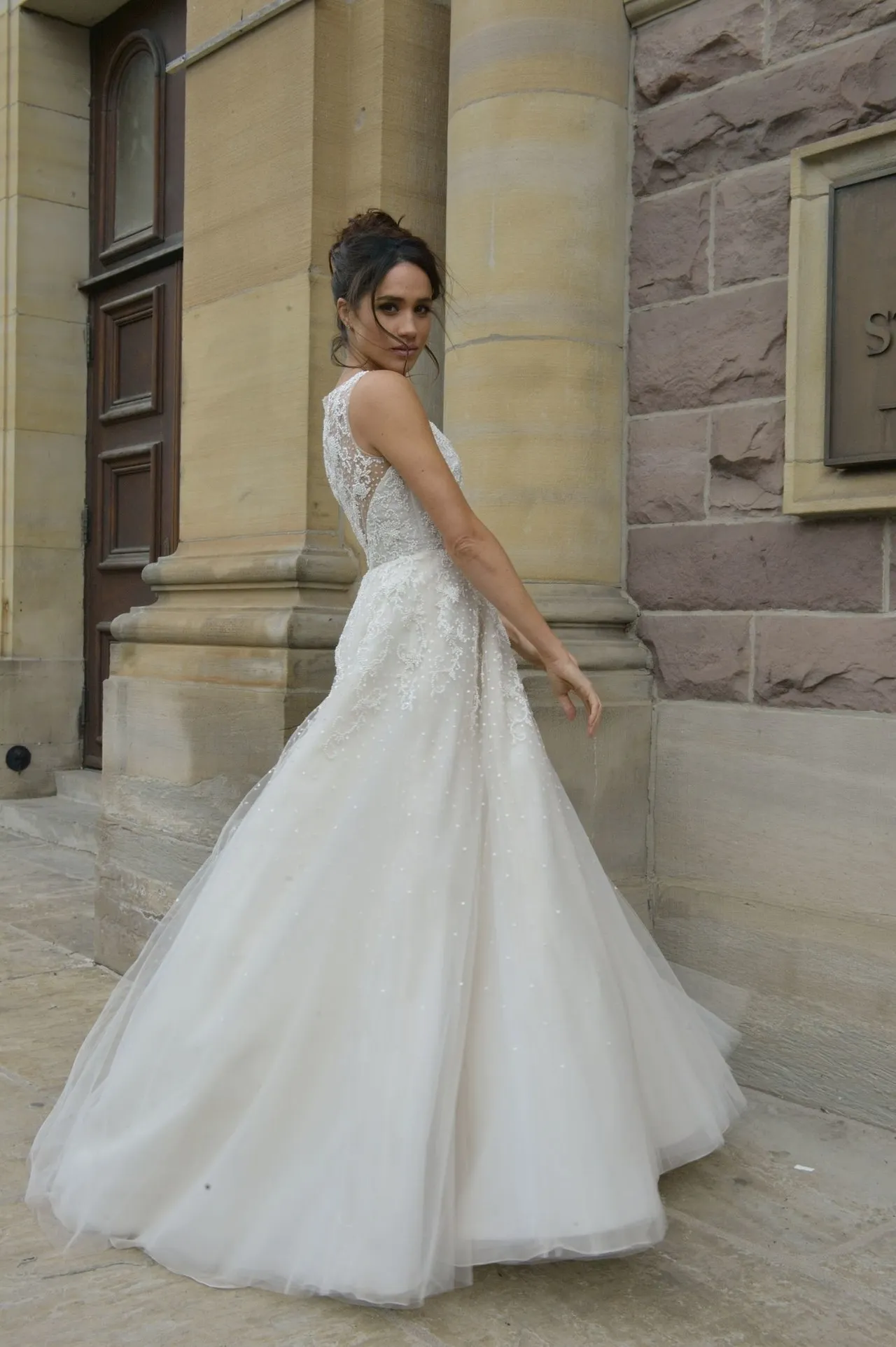 Ai là ứng cử viên sáng giá thiết kế váy cưới cho nàng dâu tương lai Meghan Markle trong ngày trọng đại