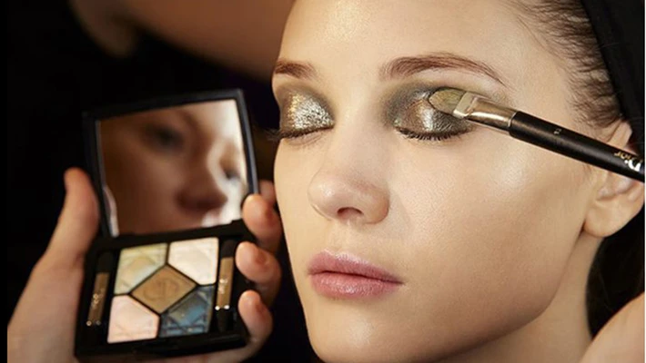 Cách trang điểm cho đôi mắt khi đeo kính áp tròng màu - ELLE Việt Nam