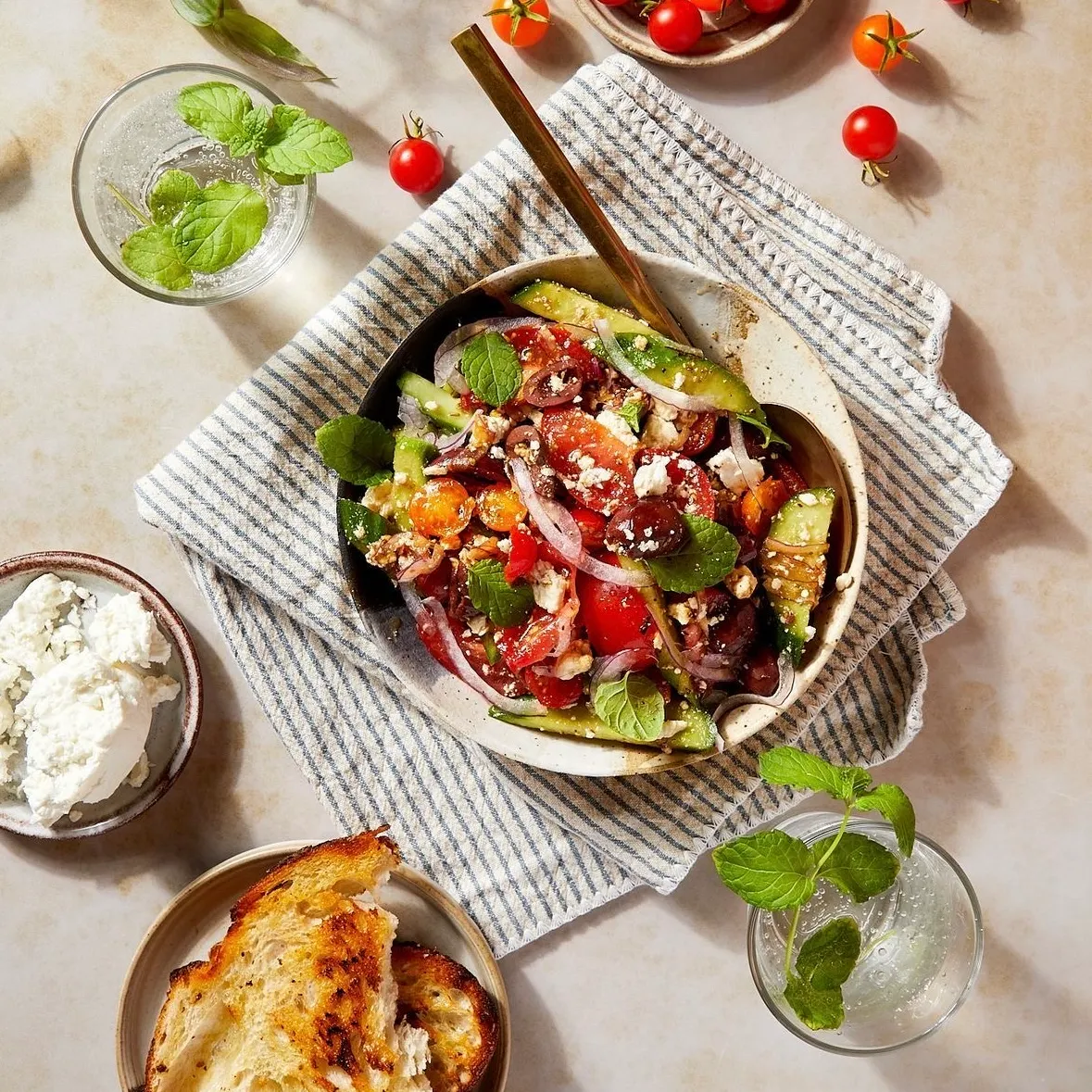 Hình ảnh đĩa salad ngon miệng giúp cân bằng bữa ăn lành mạnh.
