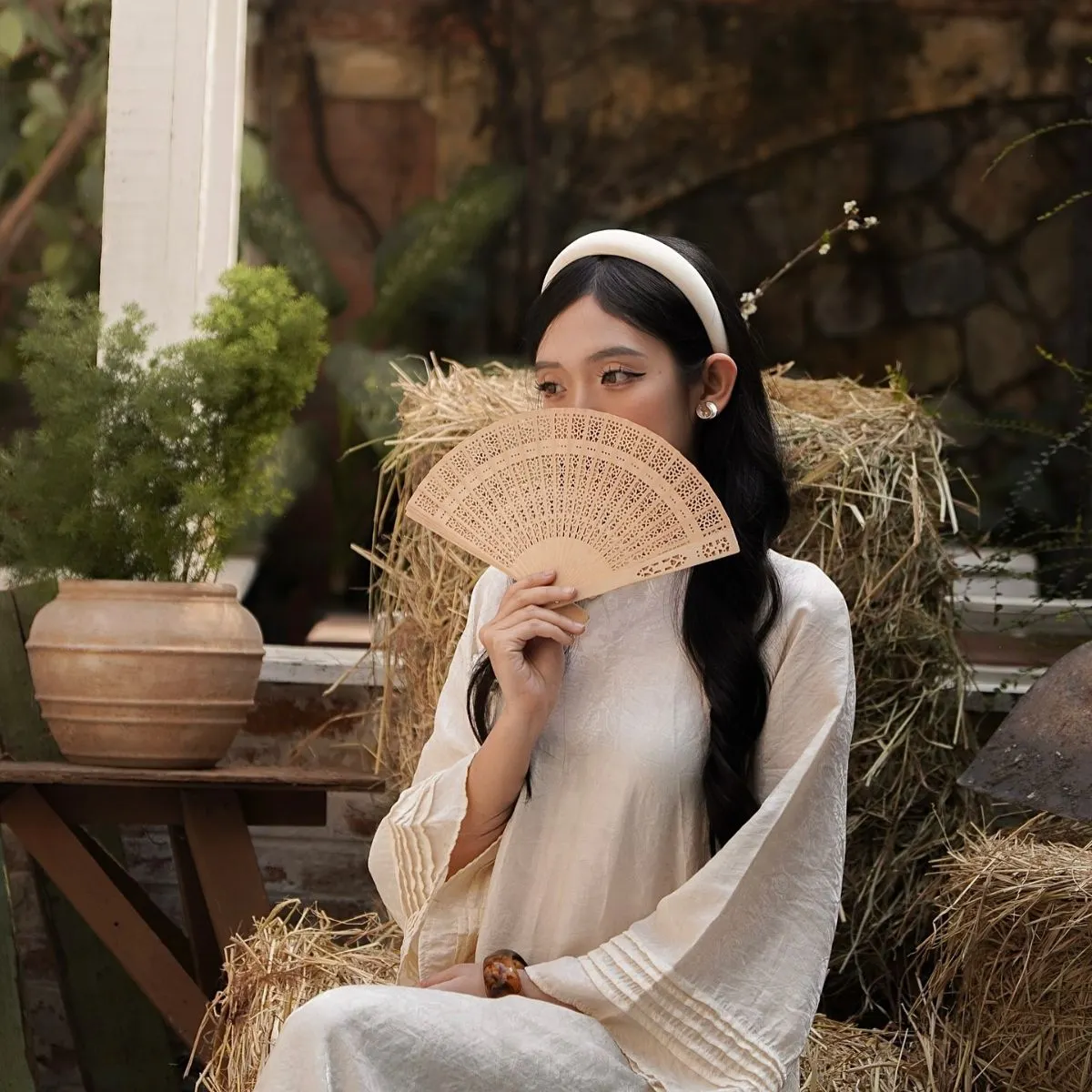 So Far So Good là quán cà phê tinh tế và trầm lắng cho trang trí Tết.