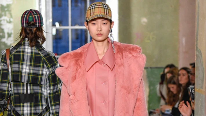 Biểu tình tại show của Burberry London Fashion Week 2018