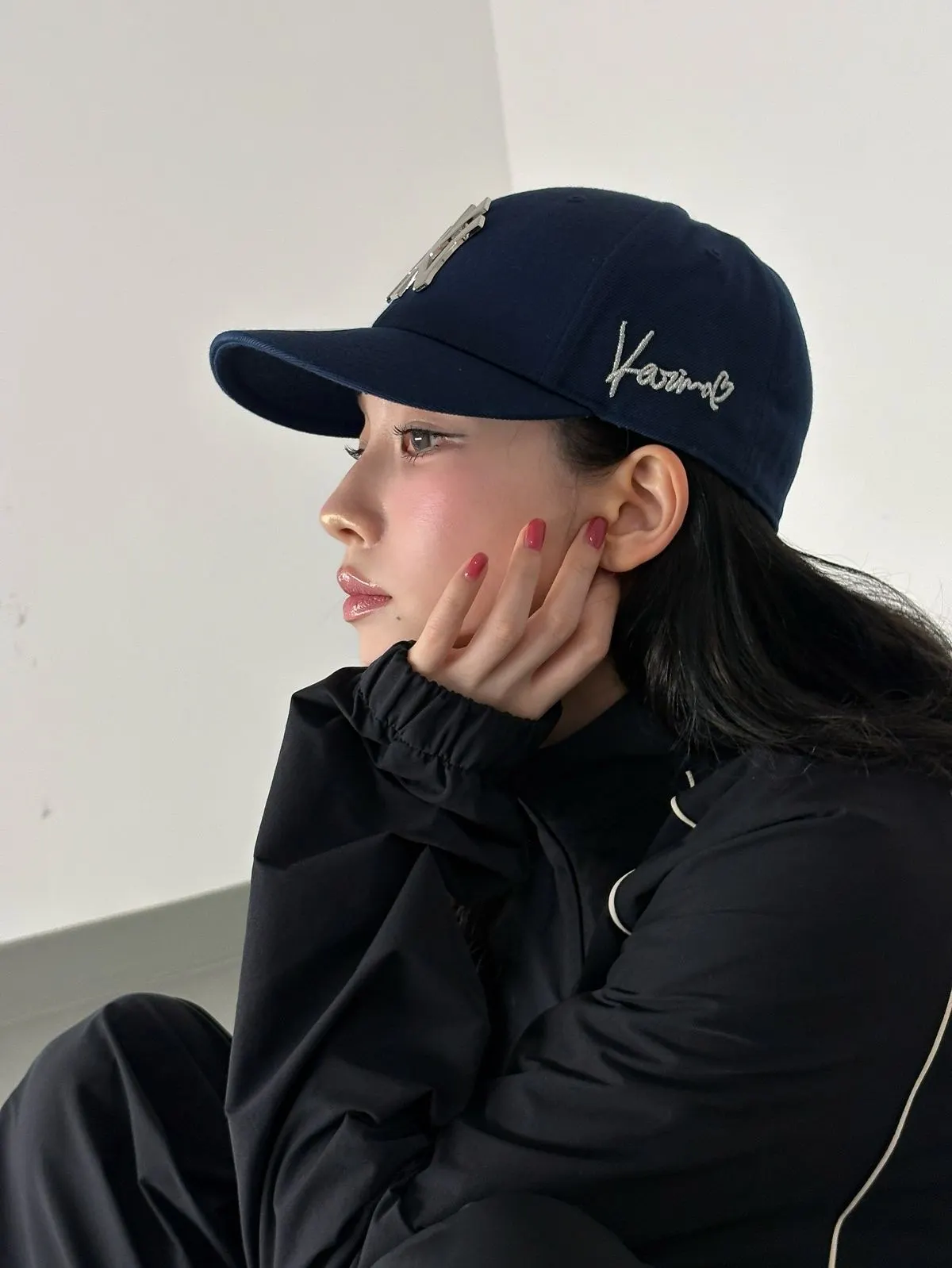 Mẫu nail đỏ cá tính Karina yêu thích