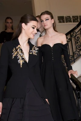 Thời trang thập niên 80 bao trùm Haute Couture Thu-Đông 2016/17