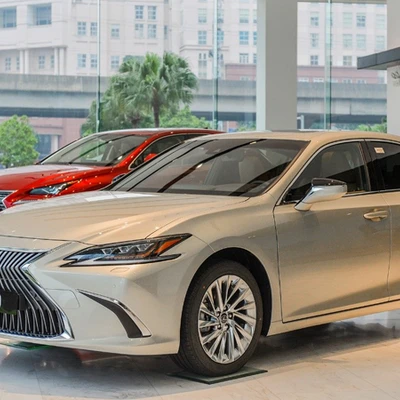 xe lexus es màu trắng