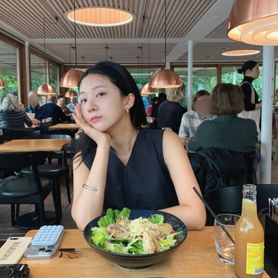 cô gái Hàn Quốc ăn salad ức gà