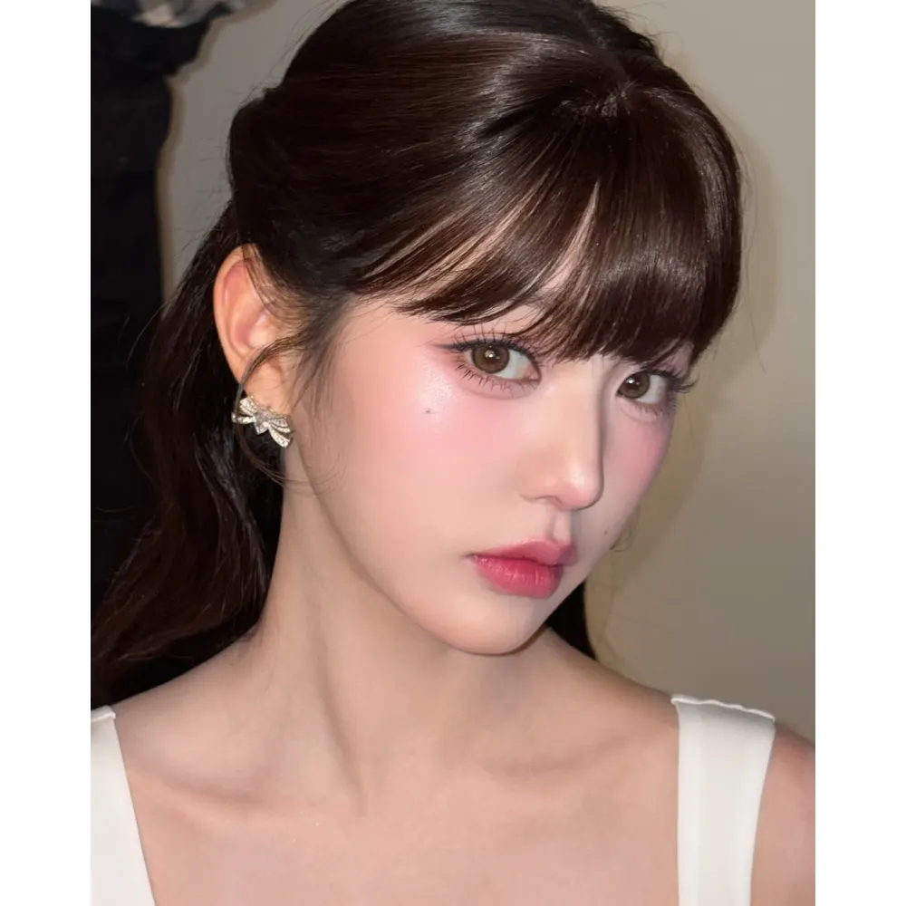 Đôi mắt to tròn hài hòa cùng layout trang điểm trong trẻo của Jang Won Young.
