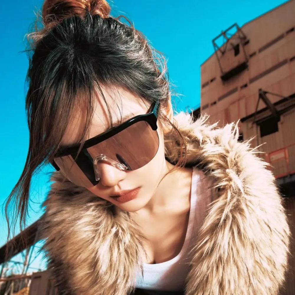 Hình ảnh Ningning (aespa) với son mocha mousse trong MV "Dirty Work". 