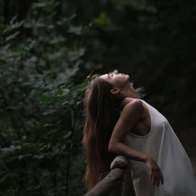 cô gái ngửa đầu ra sau giữa rừng cây lịch cắt tóc tháng 3/2026