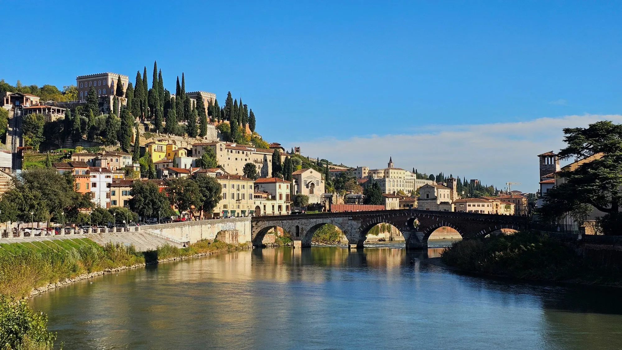 Ponte Pietra là cây cầu vòm La Mã cổ nhất ở Verona, Ý