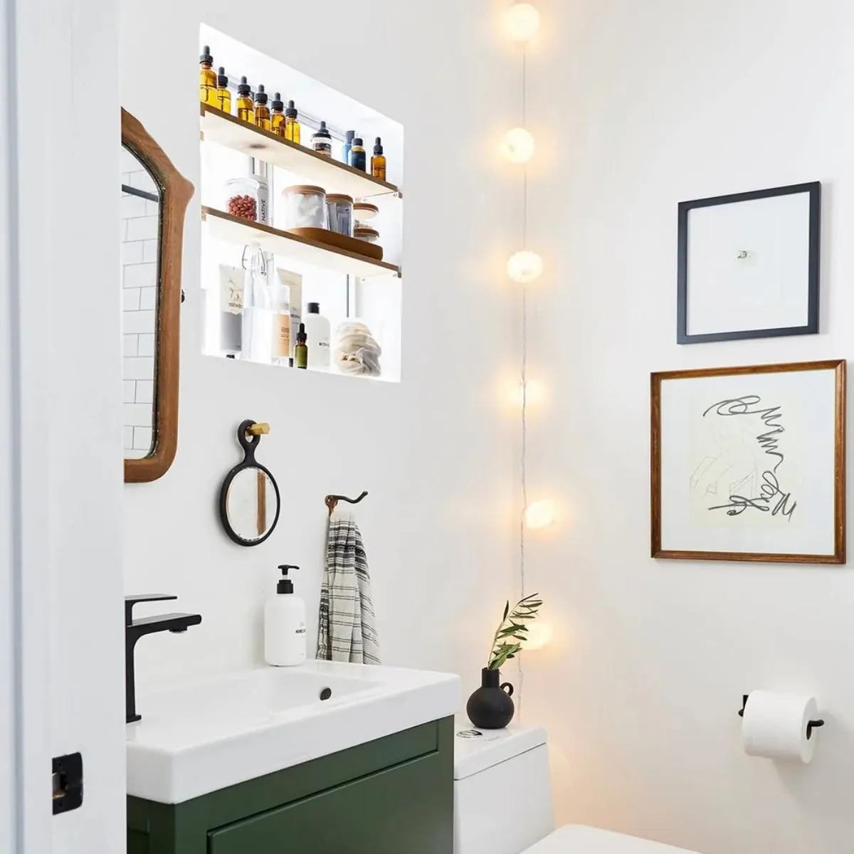 Kệ treo khung cửa sổ phòng tắm