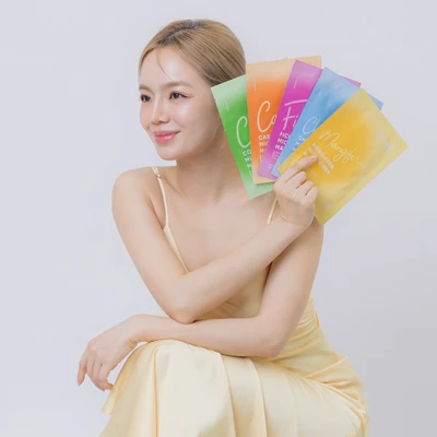 Cô gái chụp ảnh cùng bộ sưu tập mặt nạ Emmié.