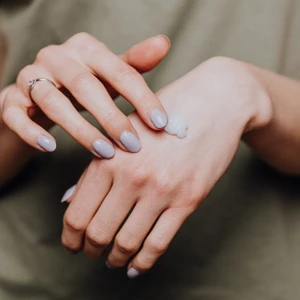 cô gái dùng kem dưỡng da tay