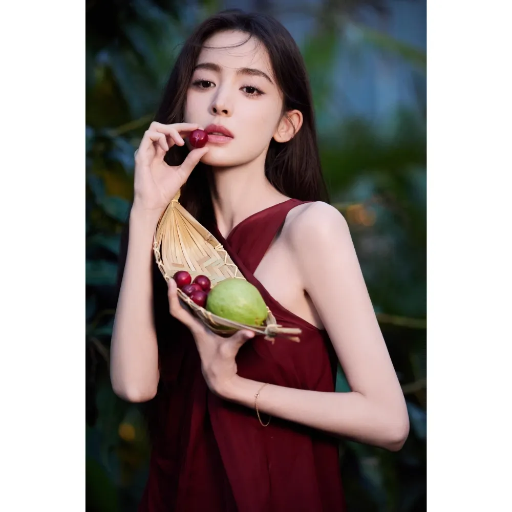 Nữ diễn viên Trung Quốc Cổ Lực Na Trát ăn các loại trái cây giàu chất xơ.