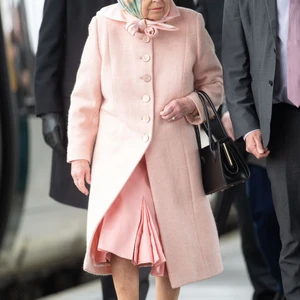 nữ hoàng Elizabeth II mặc button tròn tiệp màu