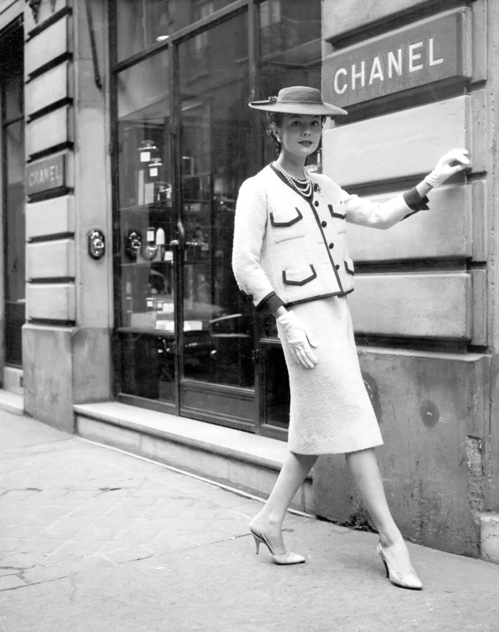 Suit tweed Chanel thanh lịch