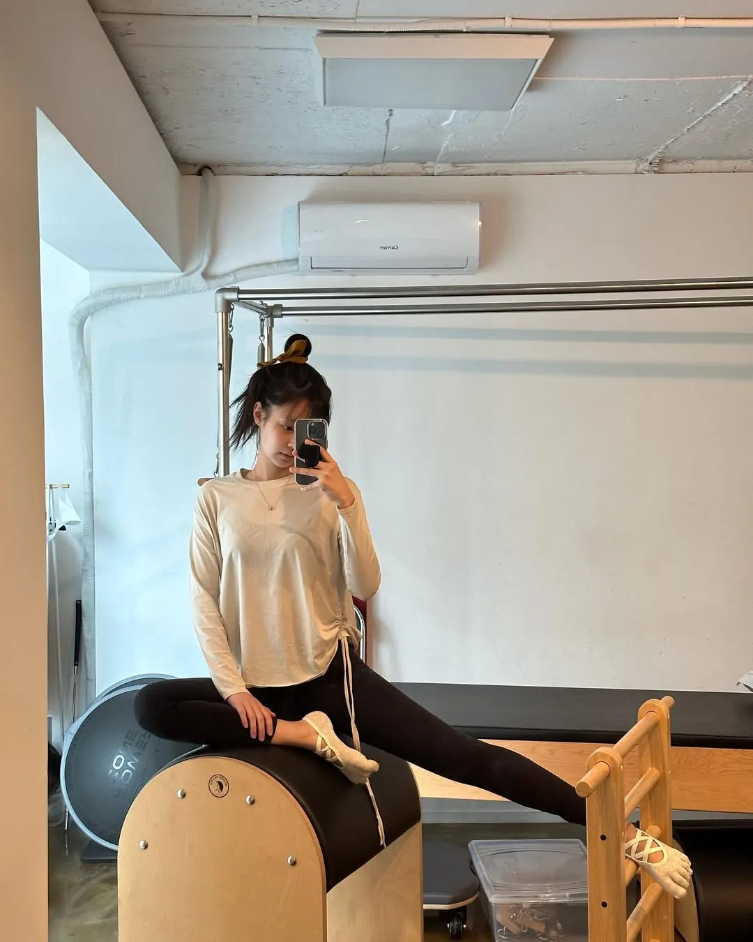 Hoạt động thể chất như Pilates giúp giảm nguyên nhân stress gây tăng cân