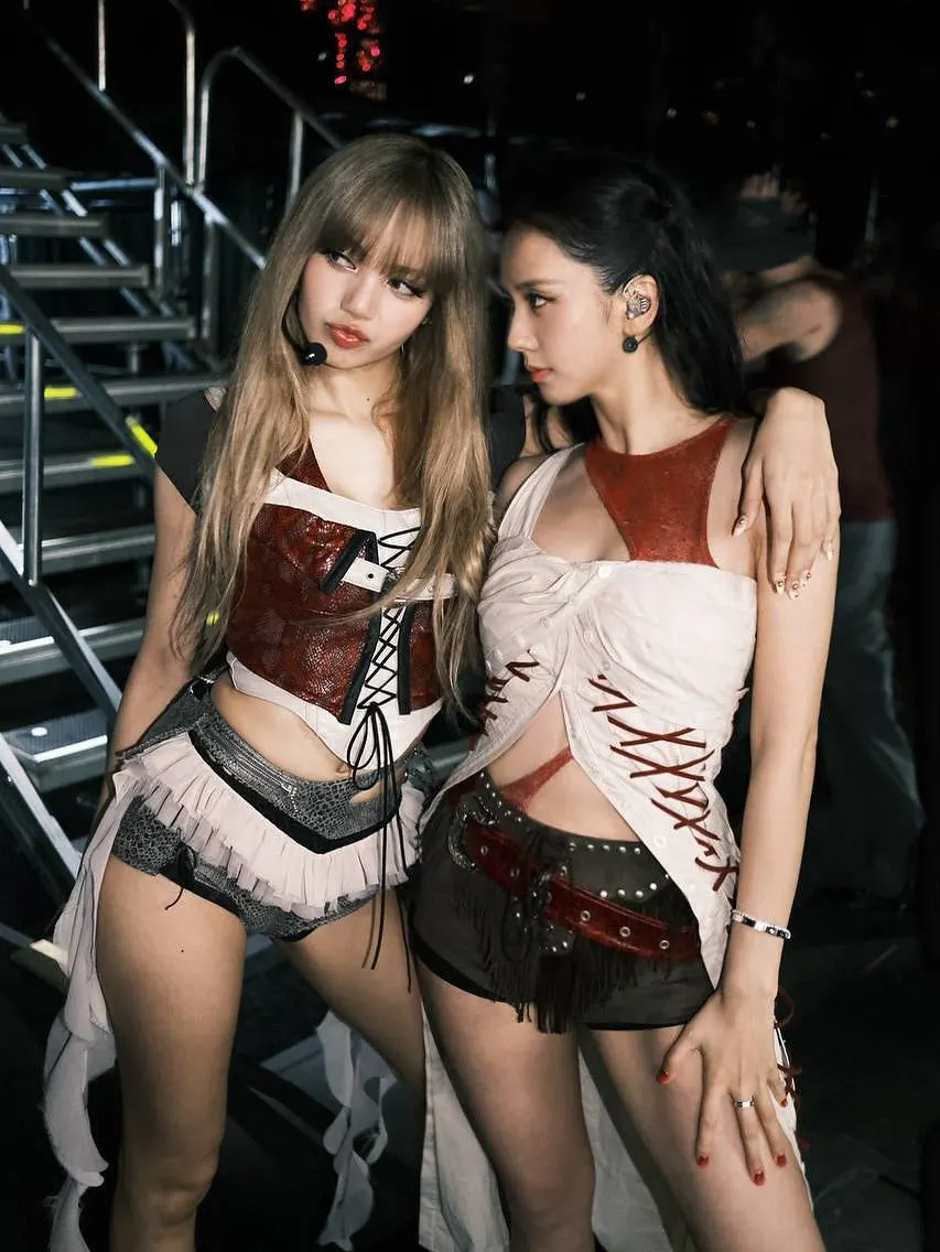 Lisa và Jisoo tại hậu trường DEADLINE 2025