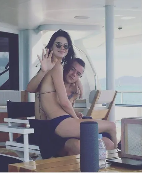 Kendal Jenner bi hacker tung anh hen ho – ellevn - 01