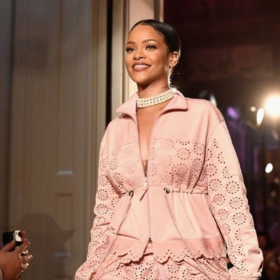 ca sĩ rihanna mặc đồ hồng trên sàn diễn thời trang