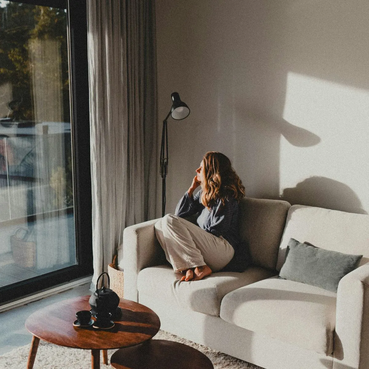 cô gái hướng nội ngồi trên sofa