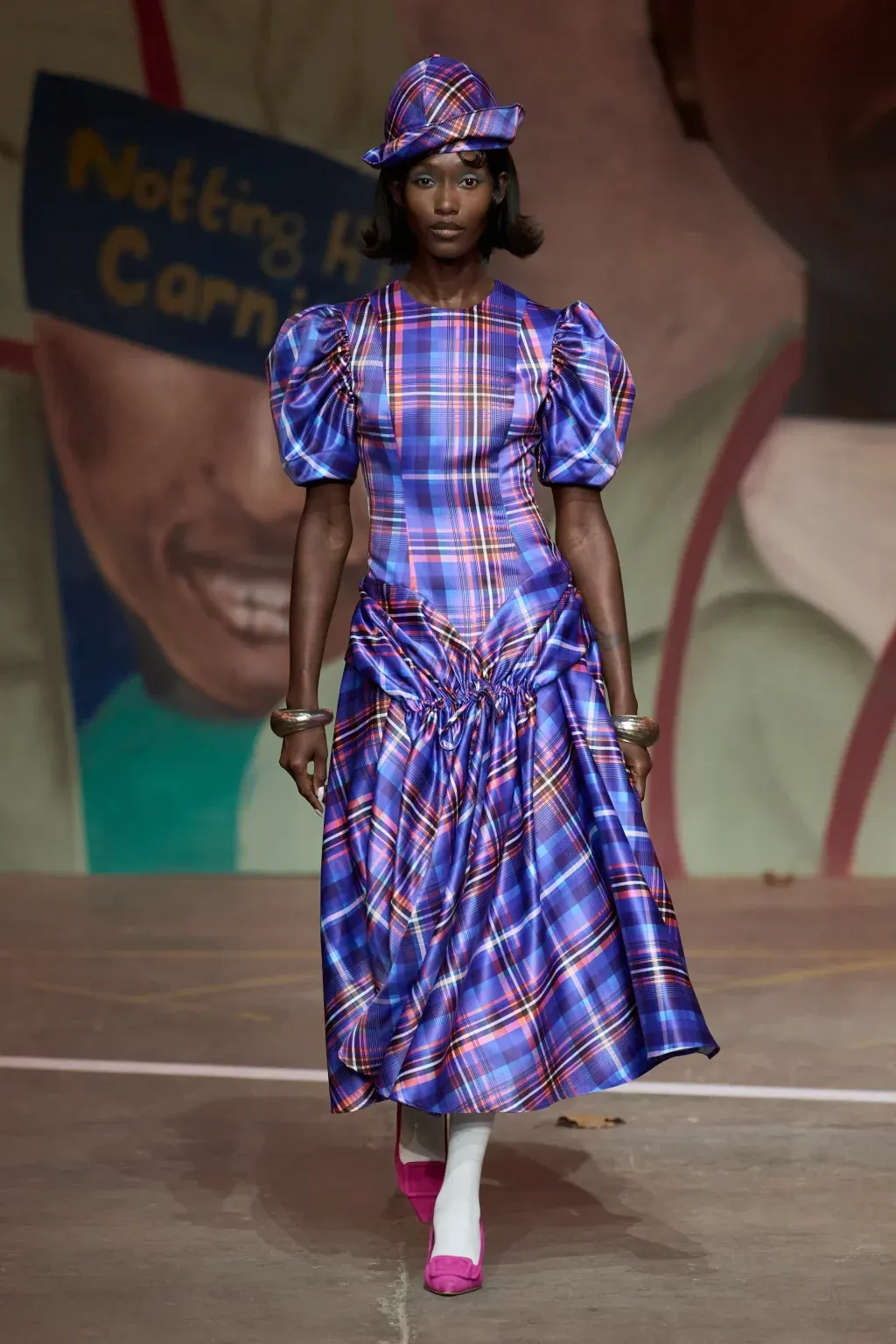 Sắc tím aubergine hòa quyện cùng neon, tạo nên một bản phối thị giác rực rỡ nhưng vẫn giữ trọn nét xa hoa.