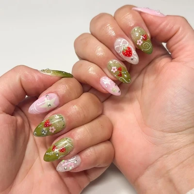 Hình ảnh kiểu nail matcha latte dâu tây với nhiều họa tiết và hiệu ứng.