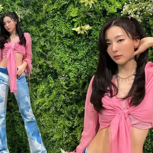 Red Velvet Seulgi mặc áo Y2K Blumarine màu hồng