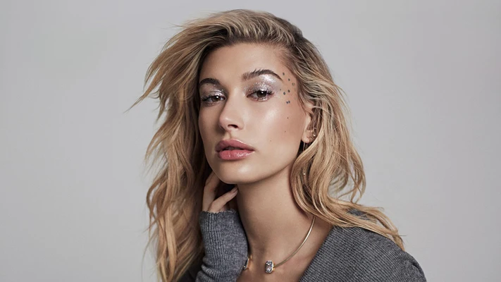 Hailey Bieber bí quyết của sao