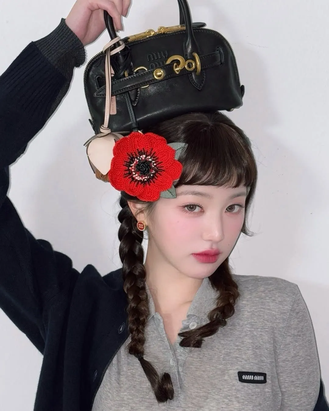 JANG WONYOUNG và móc khoá MIU MIU