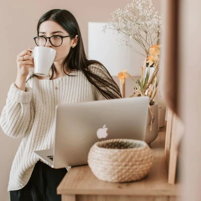 Cô gái uống nước giảm cân nạp năng lượng