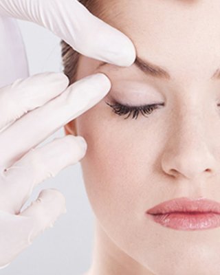 Sở hữu đôi mắt hai mí là điều có thể với thủ thuật nhấn mí mắt