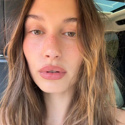 Hình ảnh Hailey Bieber cùng lớp makeup tối giản với chì nâu.