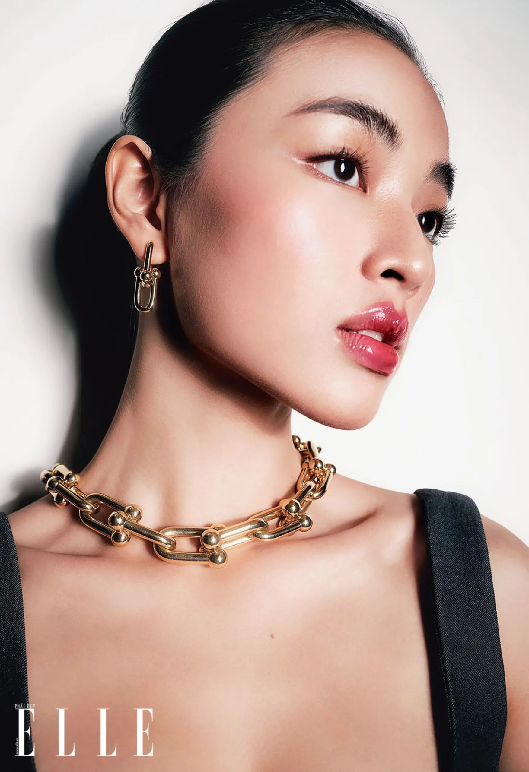 Người phụ nữ với làn da căng bóng, khỏe mạnh