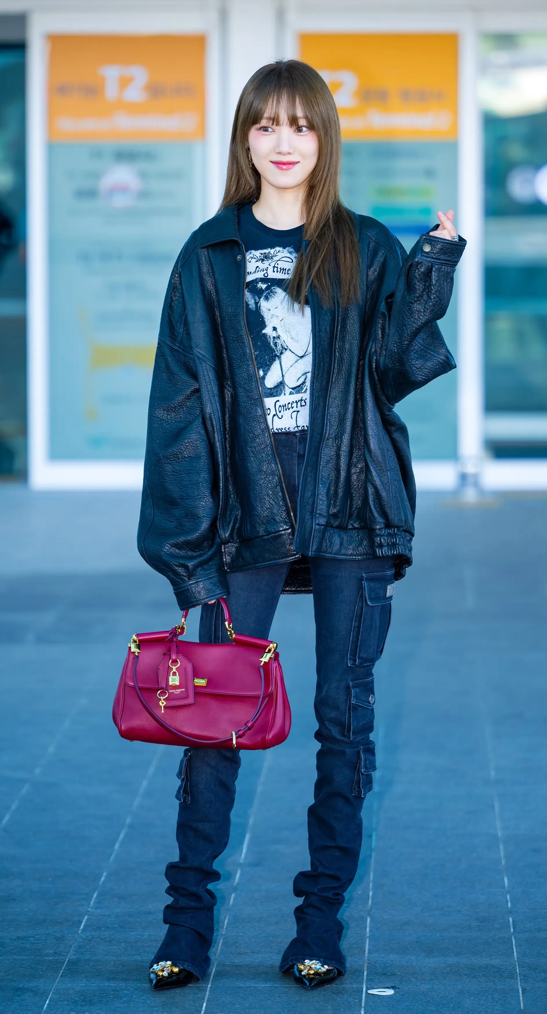 Lee Sung-kyung khẳng định gu thẩm mỹ sắc sảo trong chiếc áo khoác da cứng cáp trên đường đến Milan hội ngộ Dolce & Gabbana.