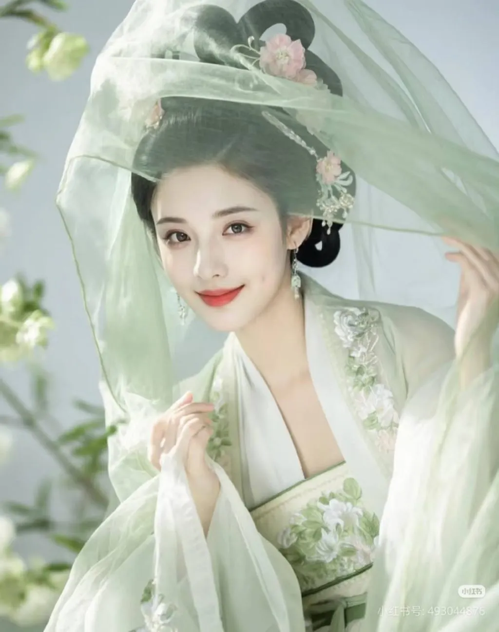 Sự kết hợp giữa ánh sáng, màu sắc và chuyển động giúp phục trang trong Ám Hà Truyện đạt đến chuẩn mực điện ảnh – thời trang.