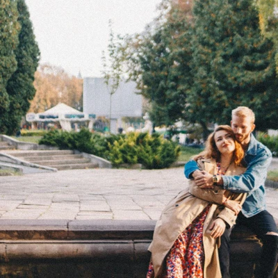 cô gái và twin flames ngồi cạnh nhau