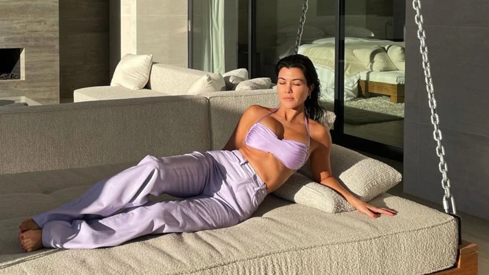 Kourtney Kardashian rửa mặt với nước lạnh