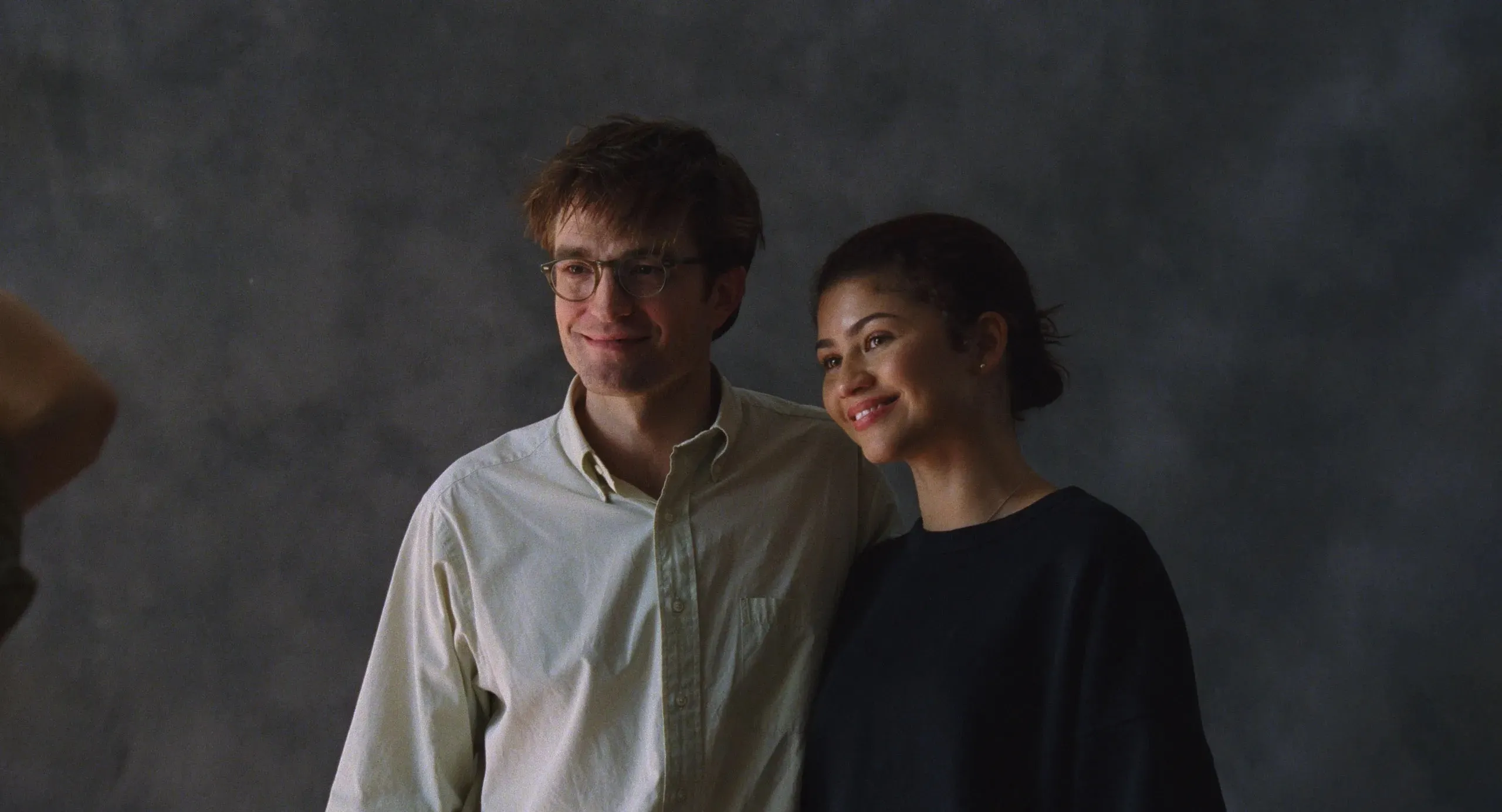 Charlie do Robert Pattinson đóng và Emma do Zendaya đóng trong phim Cú Sốc 2026