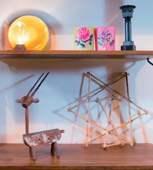 Giá gỗ Theo 11.800.000đ (District Eight Design) Chân nến nhiều màu 320.000đ/cái (Nhà Xinh) Đĩa màu vàng 65.000đ (Decosy)