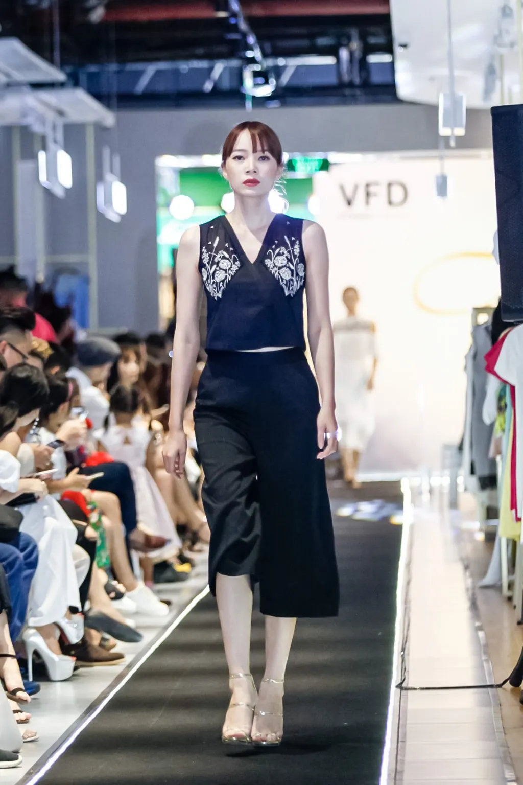 Tính sáng tạo cao, hướng tới sự tự do, phóng khoáng, khoe nét cá tính của người mặc - đó là những yếu tố nổi bật của nhà mẫu XuanLe.