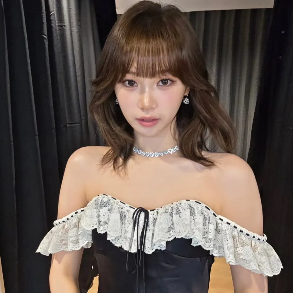 Kim Chae-won (LE SSERAFIM) diện áo trễ vai cùng tạo kiểu tóc xoăn lơi