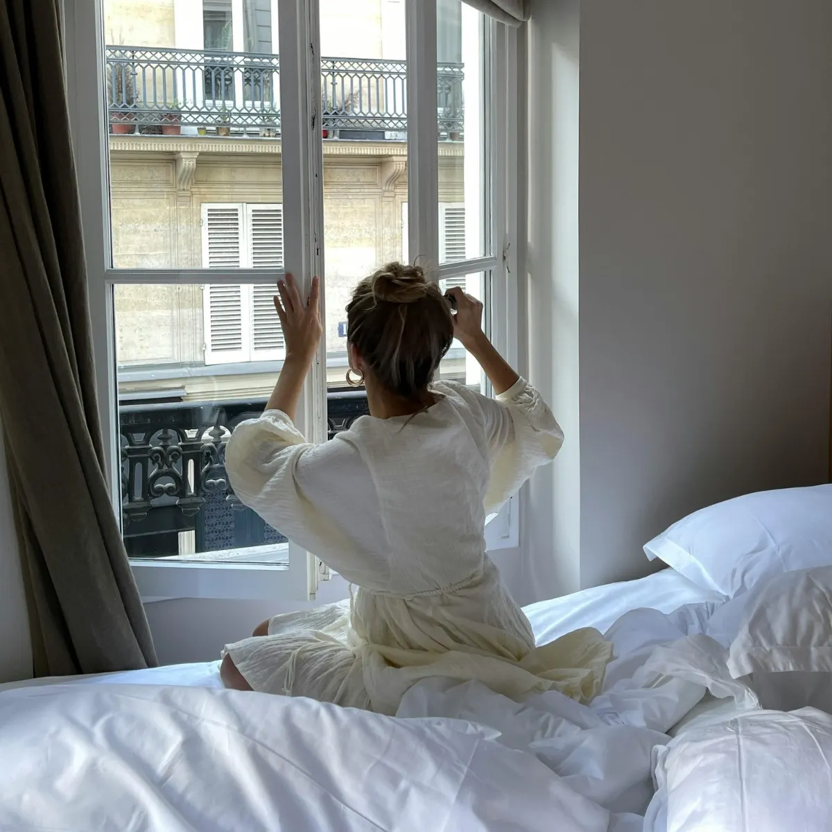 Cô gái búi tóc đóng cửa sổ trước khi ngủ